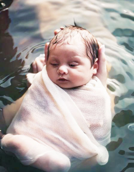 Le bain enveloppé : un soin de douceur pour bébé et ses parents